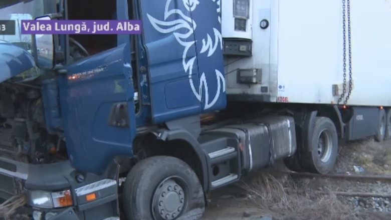 Tir blocat pe calea ferata. Traficul feroviar a fost blocat 3 ore, pe raza localitatii Valea Lunga, din judetul Alba Imagine