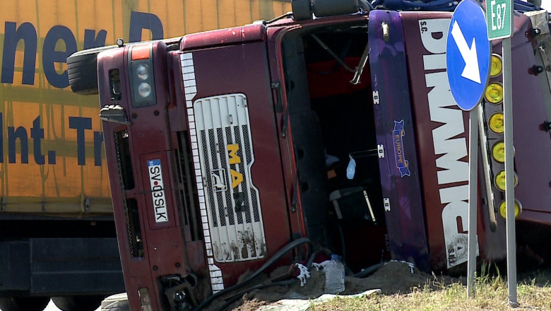 Tir rasturnat in giratoriu Imagine