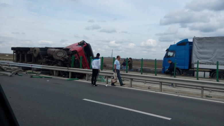 Tir rasturnat pe autostrada Imagine