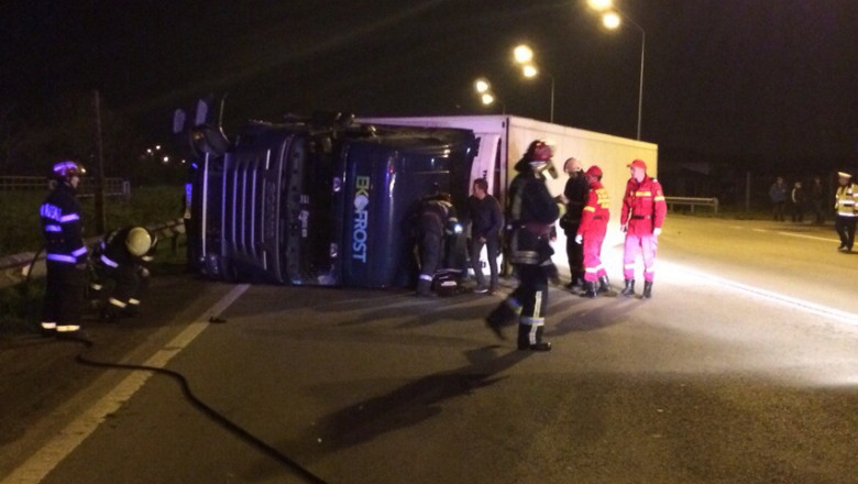 TIR rasturnat pe centura Oradei. Camionul inmatriculat in Polonia era incarcat cu carne de vita Imagine