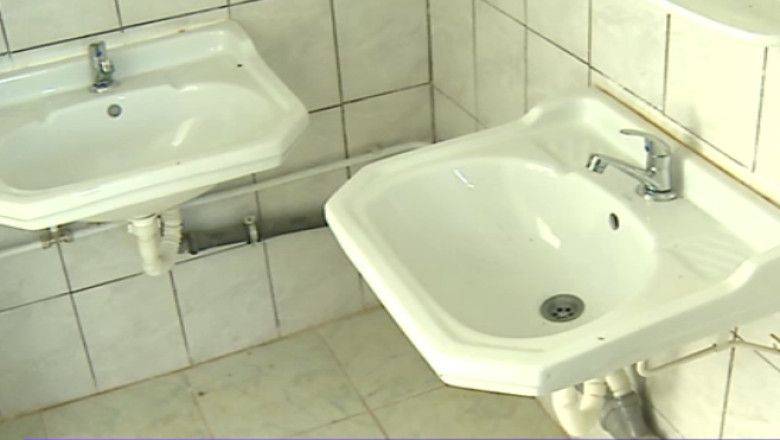 Toalete cu preturi de vile in scoli inchise sau in sate fara canalizare. Suma investita: 1,5 milioane de lei Imagine