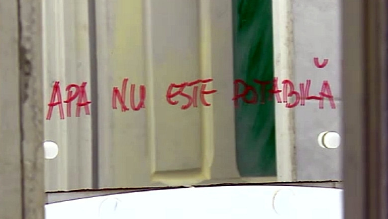 Toalete de lux pentru scoli fara apa potabila. Grupuri sanitare de 200.000 de lei au fost amenajate intr-o cladire veche Imagine