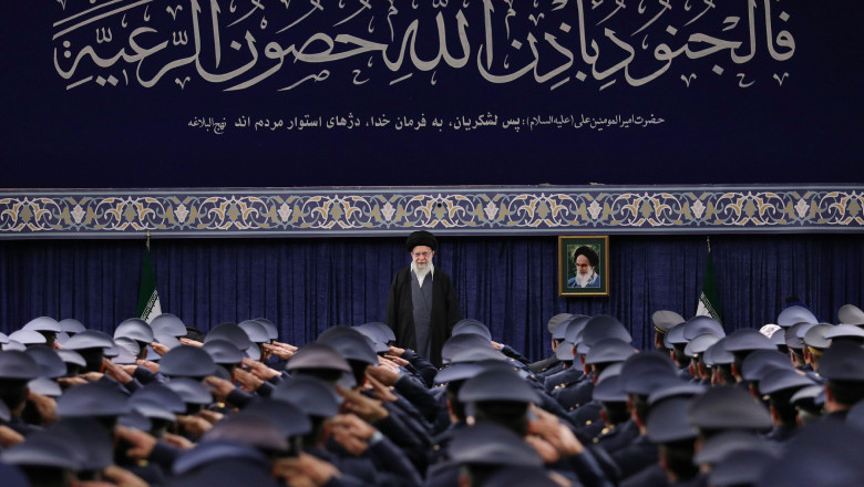 „Toamna ayatollahilor”. Scenariile schimbarii in Iran: de la „o noua Rusie post-sovietica” la „armata cu tara” Imagine