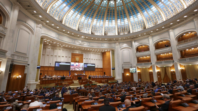 Toate cele patru motiuni de cenzura impotriva guvernului Bolojan au picat. Opozitia, mai putine voturi decat semnaturi Imagine