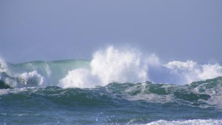 Toate porturile au fost inchise. Vantul sufla cu 60 de km/h si formeaza valuri de pana la 6 metri Imagine