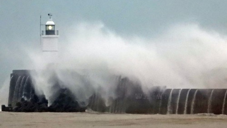 Toate porturile de la Marea Neagra, inchise din cauza vantului. In cinci judete intervin utilajele de deszapezire Imagine