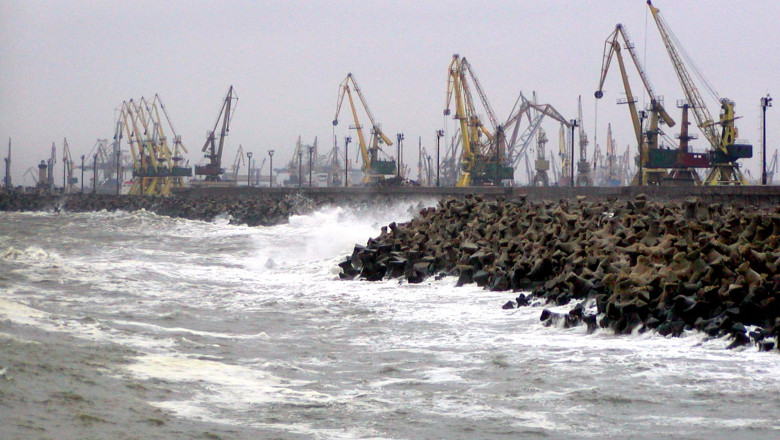 Toate porturile din Constanta au fost inchise din cauza vantului puternic Imagine