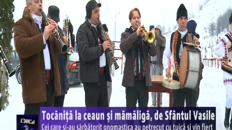 Tocanita la ceaun si mamaliga, de Sfantul Vasile. Cei care si-au sarbatorit onomastica au petrecut cu tuica si vin fiert Imagine