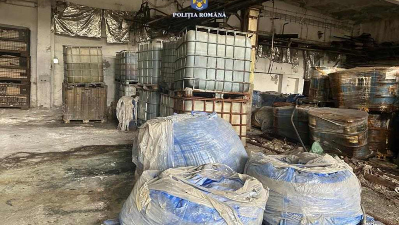Tone de deseuri periculoase si gunoaie au fost descoperite de politisti la o societate comerciala Imagine