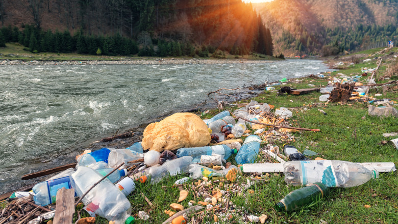 Tone de gunoaie zac aruncate la poalele Muntilor Apuseni. Reactia nonsalanta a localnicilor: „Mai aruncam si la apa, si la vale” Imagine
