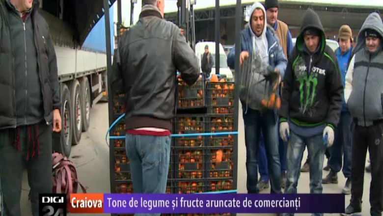 Tone de legume si fructe aruncate in strada de comercianti din Craiova, in semn de protest Imagine