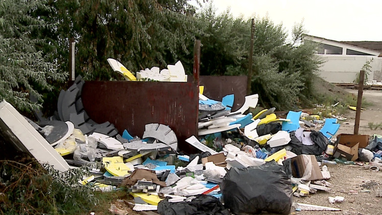 Tone de mizerie imprastiate pe plaje. Pe fiecare metru de nisip sunt aruncate peste sase kilograme de gunoaie Imagine