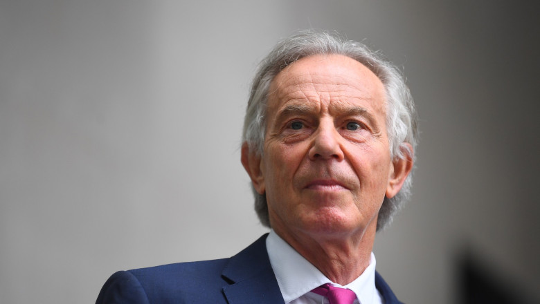 Tony Blair ataca dur guvernul lui Keir Starmer si avertizeaza ca Partidul Laburist „se joaca cu focul”