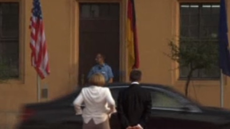 TOP VIDEO. Pantalonii i-au facut probleme Angelei Merkel Imagine