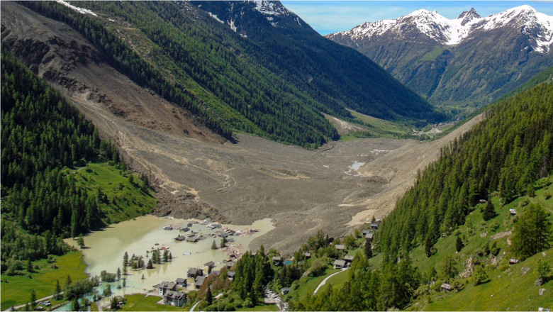 Topirea ghetarilor ameninta sa distruga localitati din Europa vechi de sute de ani. Cum arata Blatten, satul elvetian inghitit de munte Imagine