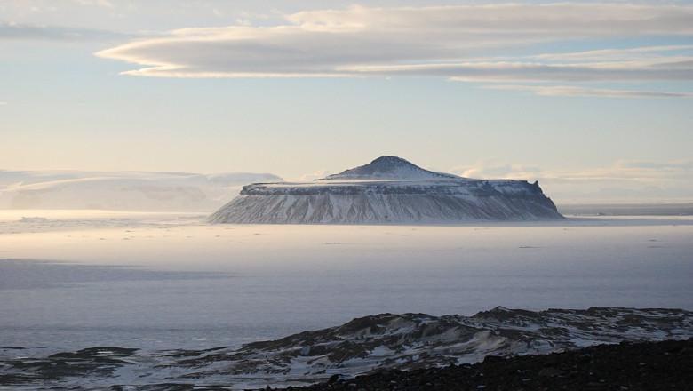 Topirea ghetii din Antarctica ar putea provoca eruptia a peste 100 de vulcani ascunsi sub calota glaciara Imagine