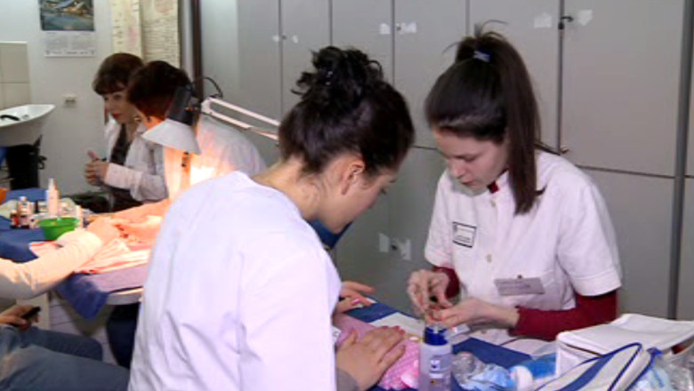 Tot mai multi absolventi de facultate si master se reprofileaza pentru ca nu gasesc loc de munca in domeniu Imagine