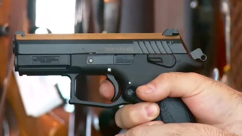 Tot mai multi clujeni isi cumpara o arma Imagine