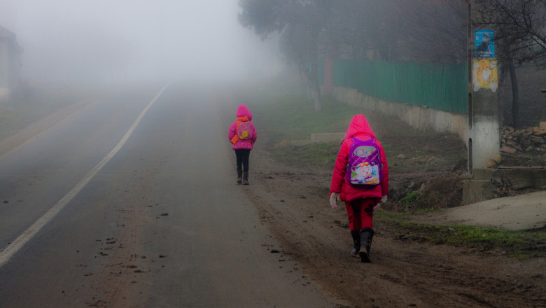 Tot mai multi elevi renunta la scoala. Principala cauza a abandonului scolar este saracia Imagine