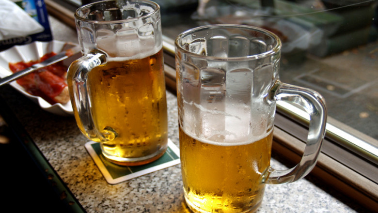 Tot mai multi oameni prefera berea fara alcool, in detrimentul celei clasice Imagine