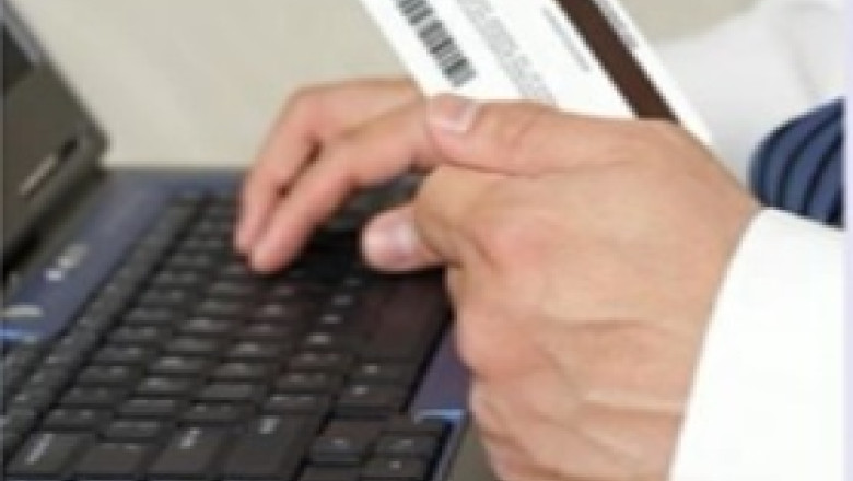 Tot mai multi romani prefera sa-si plateasca datoriile pe internet Imagine