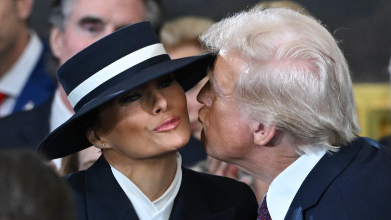 Toti ochii pe o palarie. Tinuta doamnei Trump l-a impiedicat pe sotul proaspat investit presedinte sa-si sarute sotia Imagine