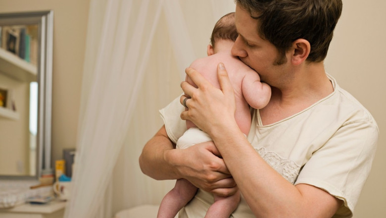 Toti tatii salariati in baza unui contract sau raport de munca pot primi concediu paternal. Legea a fost promulgata Imagine