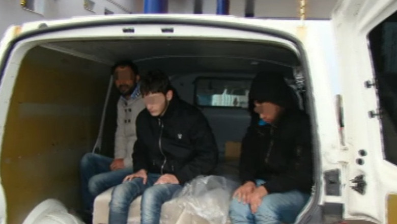 Tradati de un stranut. Patru sirieni au vrut sa intre in Romania ascunsi in canapele Imagine