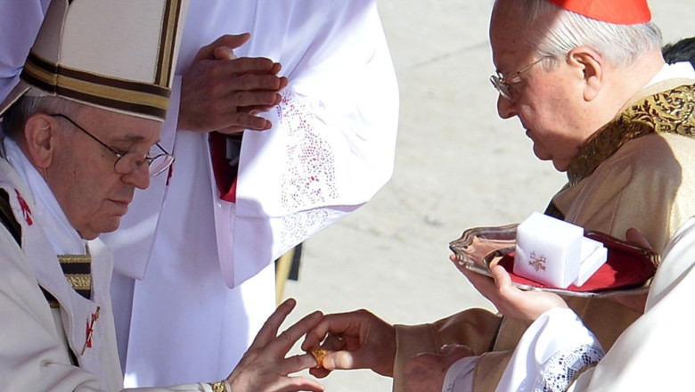 Traditia distrugerii inelului papal, dupa moartea suveranului pontif: ce se va intampla cu sigiliul papei Francisc Imagine