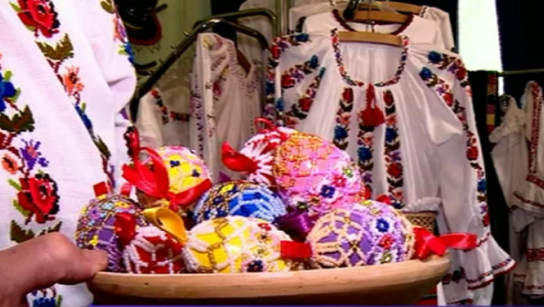 Traditie de Paste: oua decorate cu margele Imagine