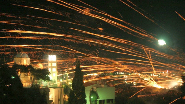 Traditii ciudate de Paste in lume: Crucificari si flagelare, arderea lui Iuda si razboiul cu petarde Imagine