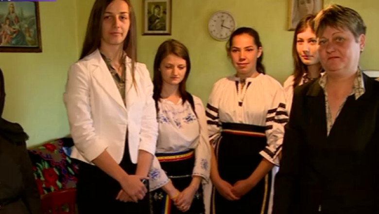 Traditii in a doua zi de Paste. Fetele sunt stropite cu parfum, in loc de apa Imagine