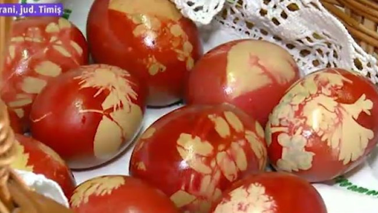 Traditii: oua de Pasti, vopsite in foi de ceapa si cu modele din frunze Imagine