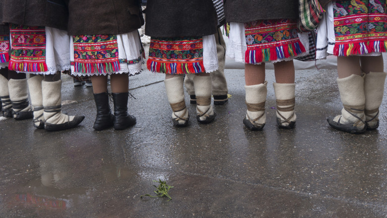 Traditii si obiceiuri de Anul Nou la romani. De ce nu e bine sa faci cheltuieli sau sa arunci gunoiul in ultima zi din an Imagine
