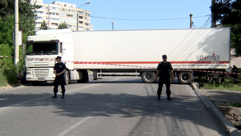 Trafic blocat de un tir, in Suceava Imagine