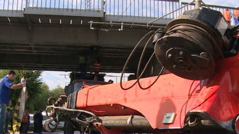 Trafic blocat, dupa ce o macara a acrosat podul CFR Imagine