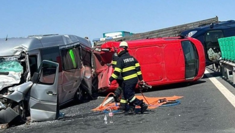 Trafic blocat pe autostrada A1, dupa un accident in lant cu trei vehicule. Doua persoane au fost ranite Imagine