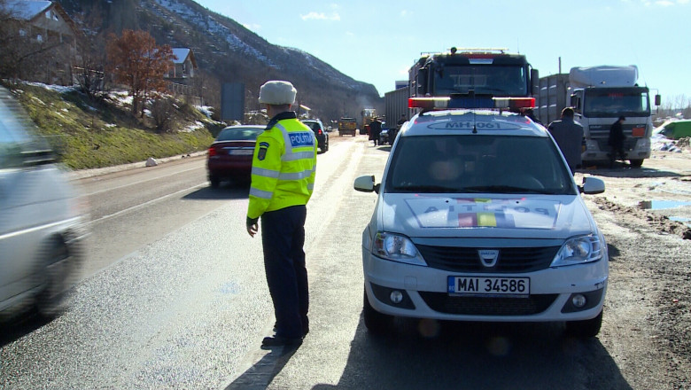 Trafic blocat pe Valea Jiului, dupa ce un tir a derapat   Imagine