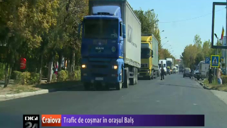 Trafic de cosmar in Bals, judetul Olt. Se fac lucrari de asfaltare pe DE 574 si se circula pe un singur sens   Imagine