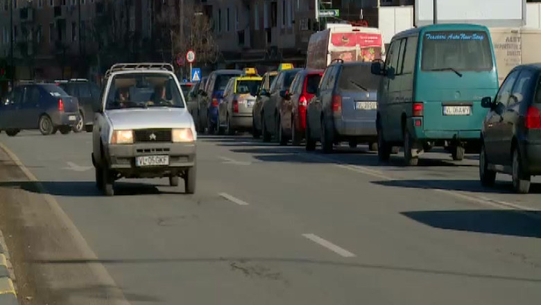 Trafic de cosmar, in Ramnicu Valcea. Centrul orasului a fost inchis pentru reabilitare Imagine
