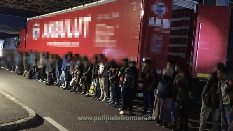 Trafic de migranti la vama Nadlac. Peste 60 de straini au fost descoperiti ascunsi in camioane, cand voiau sa treaca ilegal granita Imagine