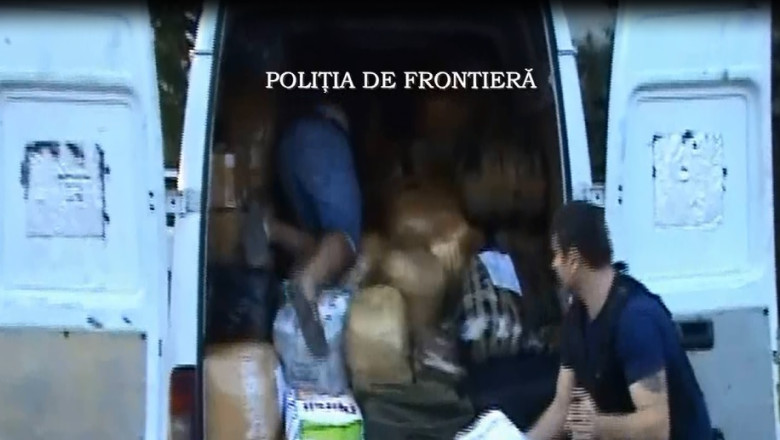 Trafic de tigari si de migranti, cu microbuzul Imagine