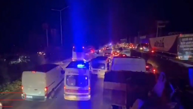 Trafic infernal in Hatay. Autostrada este ticsita de masini, sinistratii pleaca, voluntarii vin Imagine