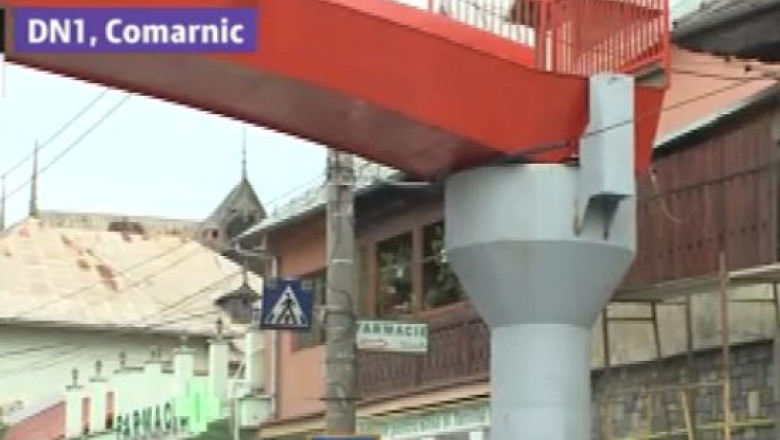 TRAFIC INGREUNAT. Pasarelele montate pe DN1 nu au trepte si nu pot fi folosite de pietoni Imagine