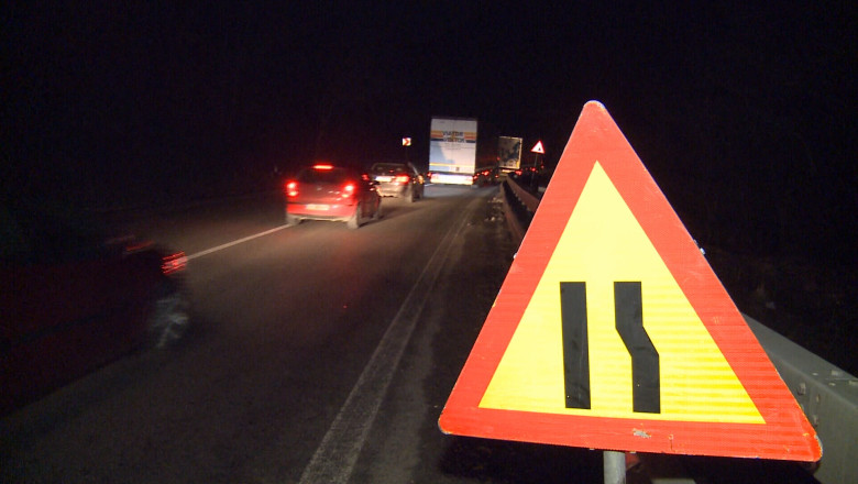 Trafic ingreunat pe Valea Oltului din cauza alunecarilor de teren Imagine