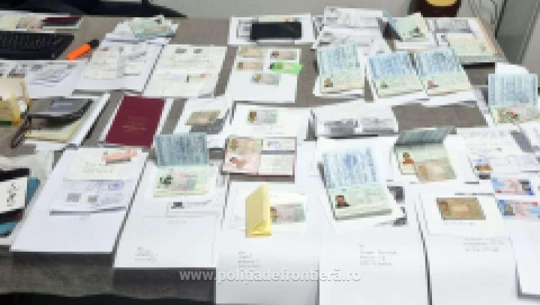 Trafic international cu documente de identitate. Zeci de acte au fost gasite ascunse intr-un microbuz, in Vama Giurgiu Imagine