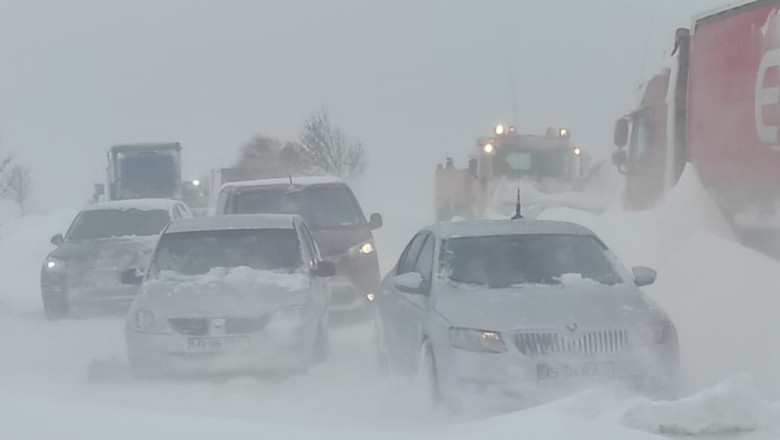 Trafic paralizat pe mai multe drumuri nationale din tara din cauza zapezii si a viscolului. Sute de soferi sunt blocati pe sosele Imagine