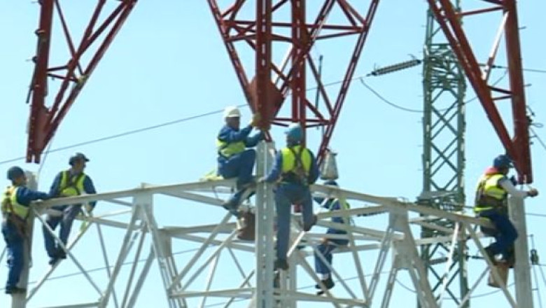 Trafic restrictionat pe autostrada Arad-Timisoara din cauza unei linii de inalta tensiune. Vor exista restrictii si maine Imagine