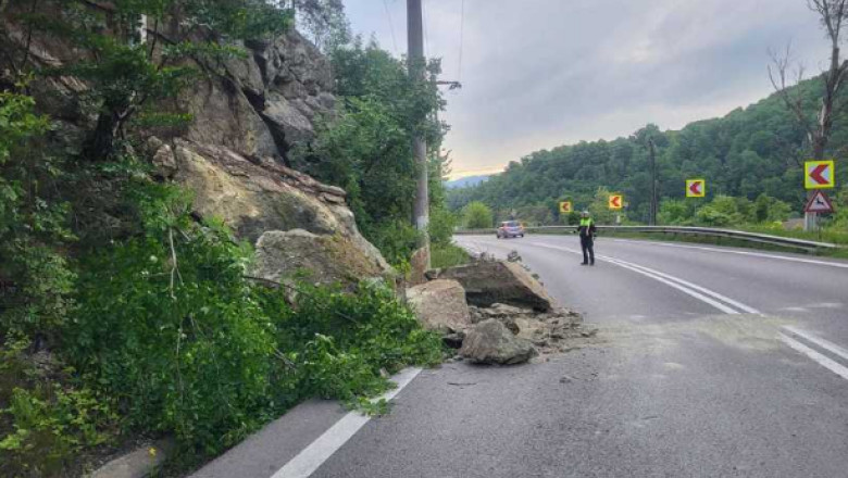 Trafic rutier afectat pe Valea Oltului (DN7) in zona Calinesti, din cauza unor pietre cazute pe carosabil Imagine