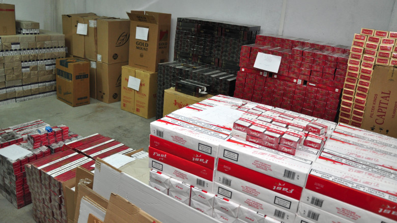 Traficant de tigari in costum de scafandru. Incerca sa treaca frontiera cu 40.000 de pachete Imagine